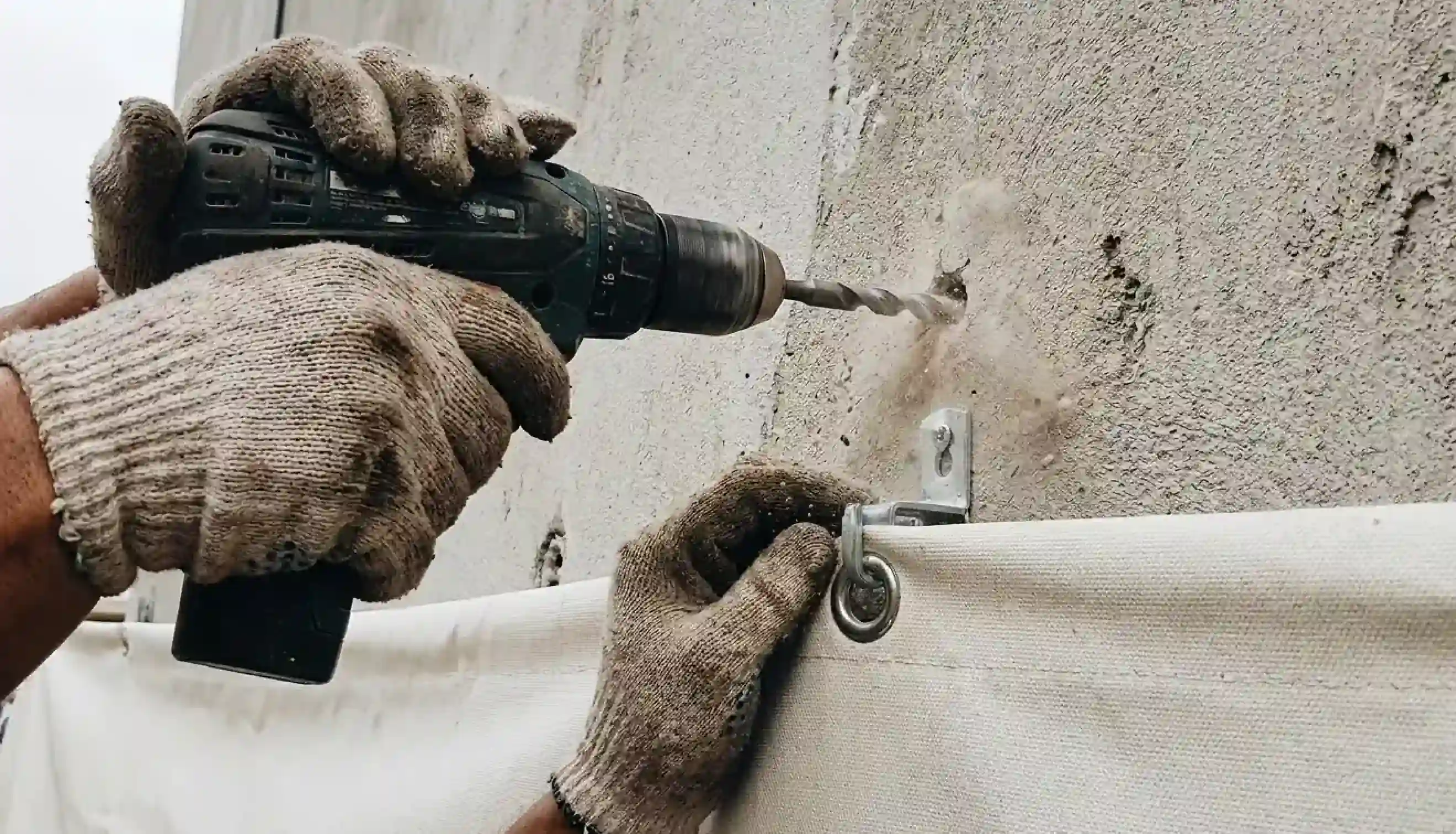 Montaż reklam wielkoformatowych z podnośnika koszowego